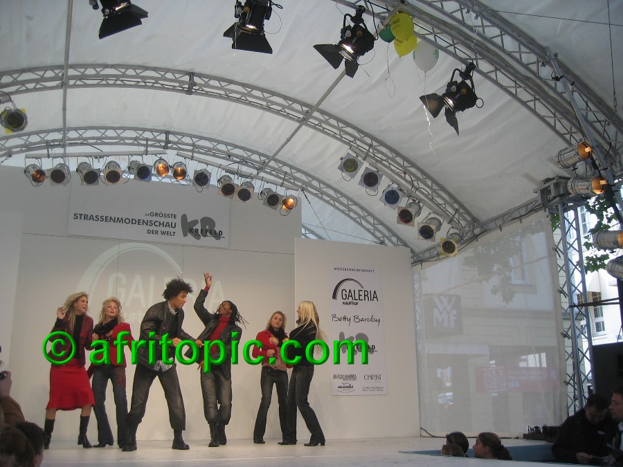 ../Images/Krefeld-Strssenmodenschau-2005 385.jpg